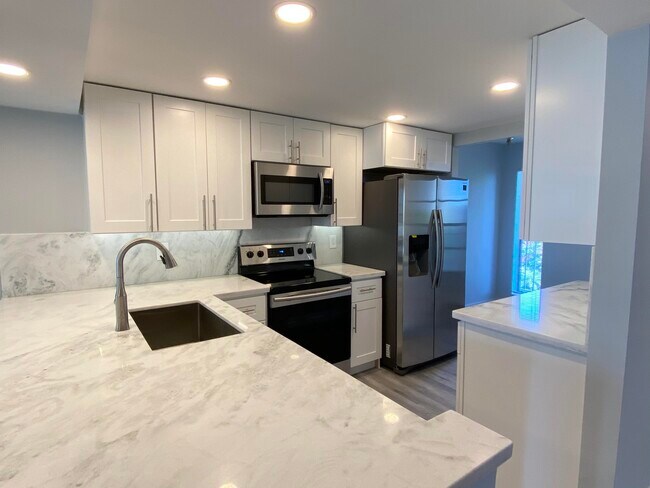 Building Photo - 20 Royal Palm Way