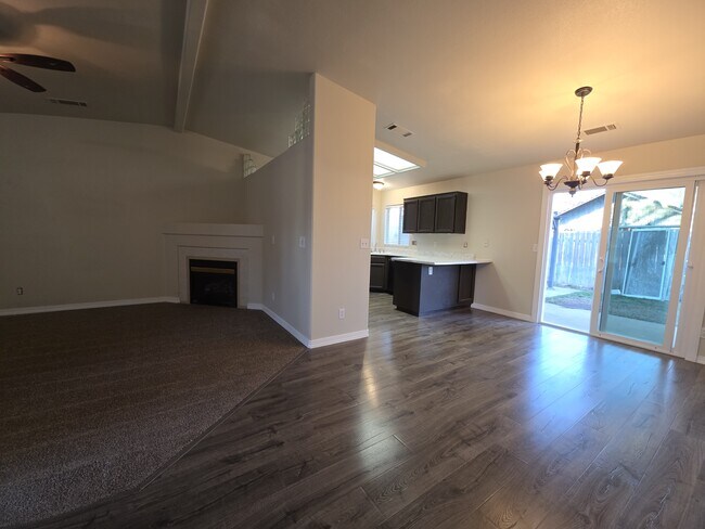 Building Photo - 303 Pinon Way