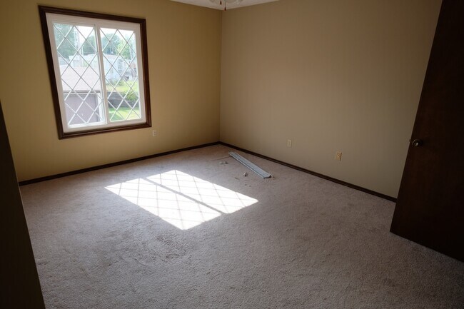 Building Photo - Full Featured 2 Bed, 2 Bath