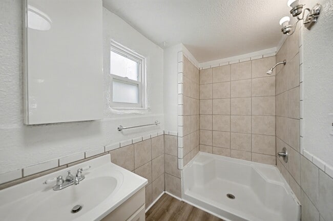 Building Photo - 1512 E 18th St