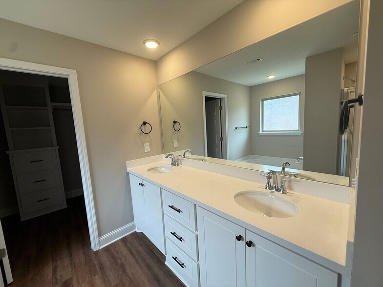 Building Photo - 110 Madisonville Dr