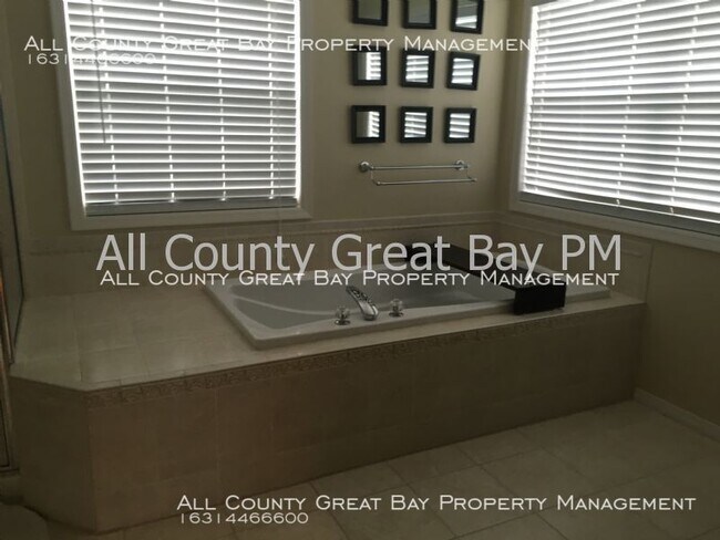 Building Photo - 5 Windjammer Xing