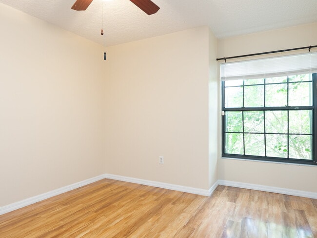 Building Photo - Enjoy Florida living in this spacious 3BR/...