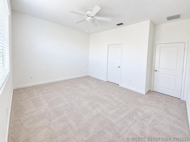 Building Photo - 321 SE Crossoak Ln