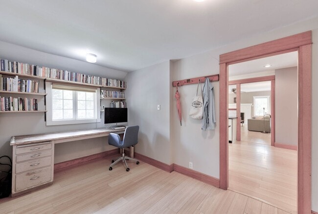 Building Photo - Beautiful Craftsman Bungalow on the edge o...