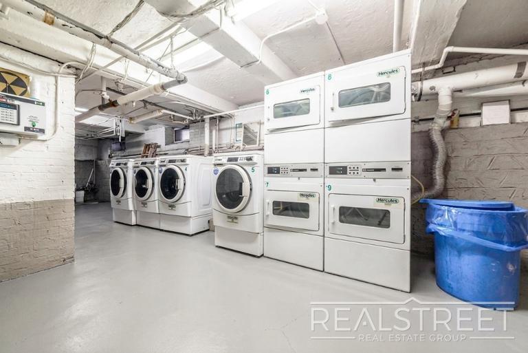 Building Photo - Renovated Giant Prewar 1 bedroom in Brooklyn Heights!