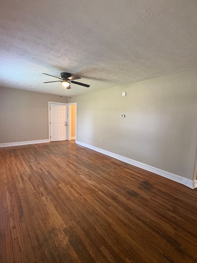 Building Photo - 2 Bed 1 Bath Single Family Brick Home!