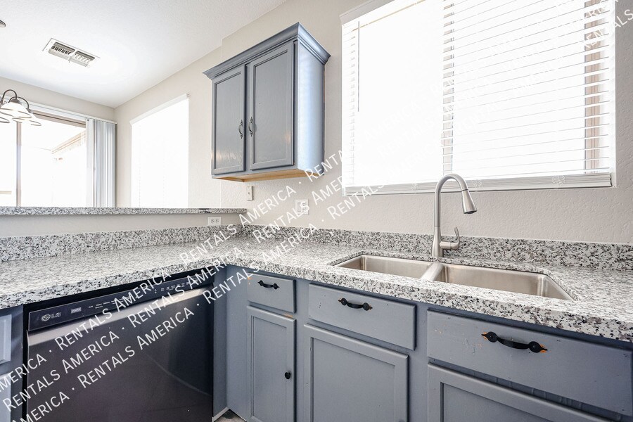 Building Photo - 3825 S 60th Dr