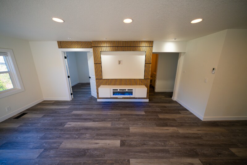 Building Photo - 4685 Riverview Ave