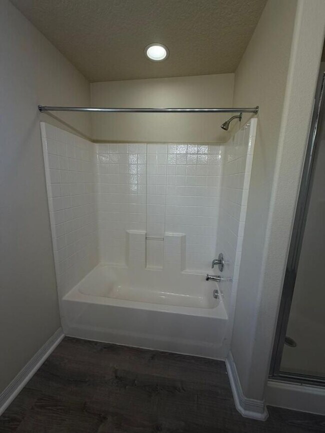 Building Photo - Updated 3 bed 2.5 bath Townhome