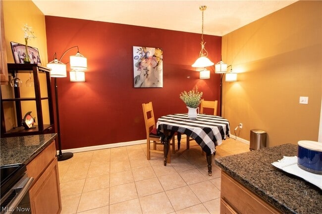 Building Photo - 4977 Lake View Dr