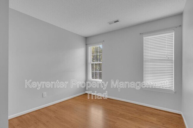 Building Photo - 3391 Valley Crossing Dr