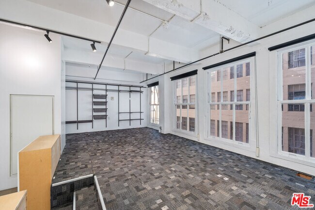 Building Photo - 738 S Los Angeles St