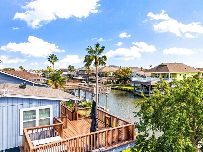 Building Photo - 370 Ling St