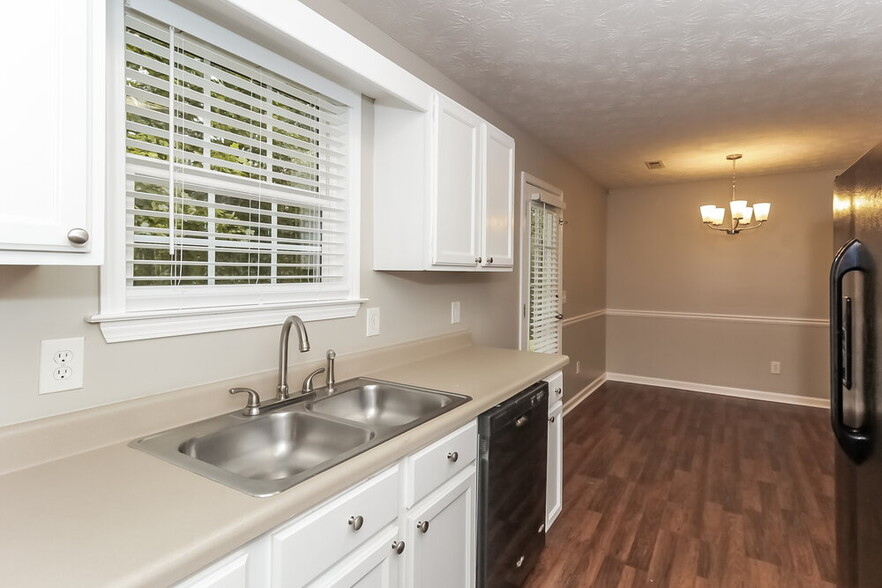 Building Photo - 3135 Sweetbriar Dr