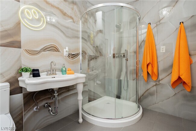 Building Photo - 2205 Santa Paula Dr