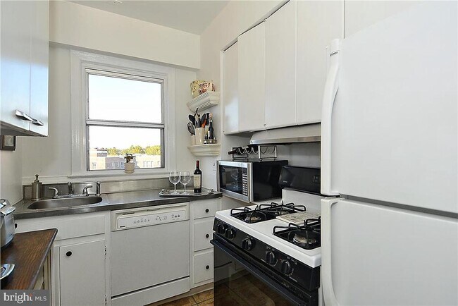 Building Photo - 2500 Q St NW