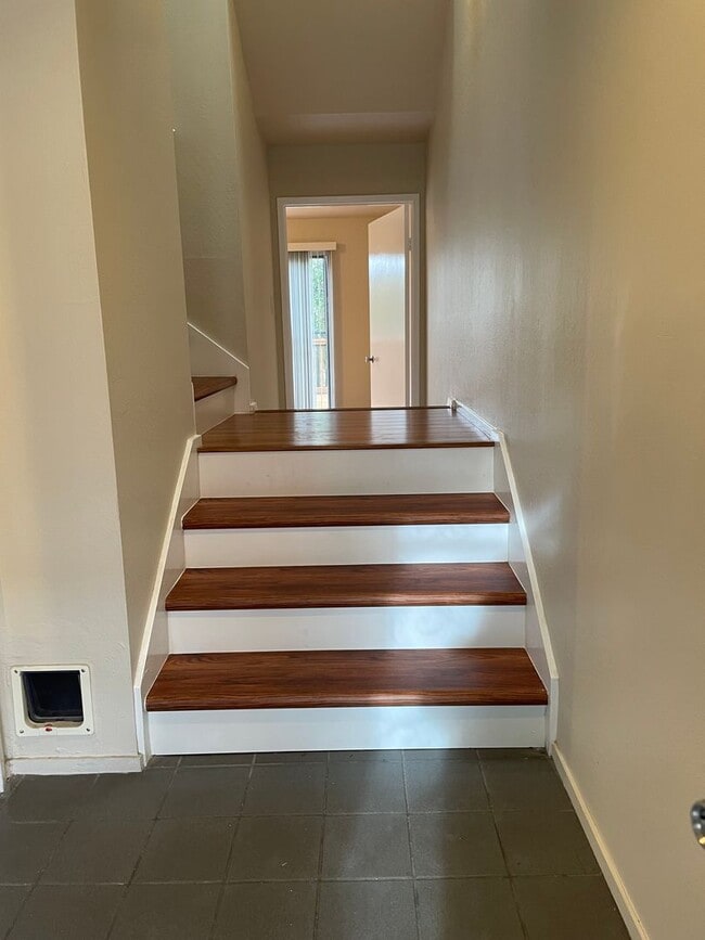 Building Photo - Newly Upgraded Spacious 3br with Decks, Laundry, Parking