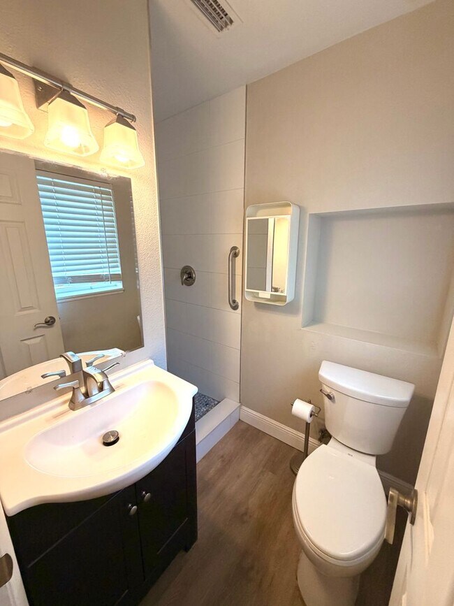 Building Photo - Modern Updated 3/2 in Winter Park Estates