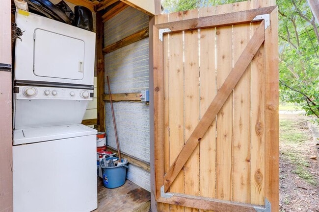 Building Photo - 901 Newman Dr