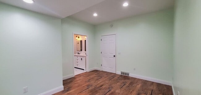 Building Photo - 4-bedroom 3-bathroom home minutes to Downt...