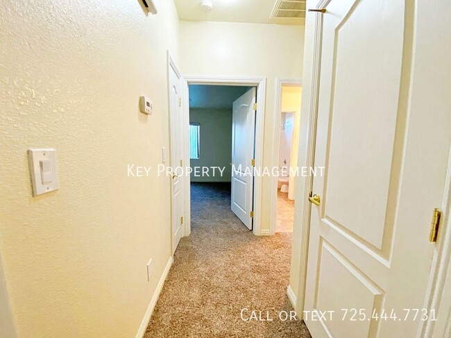 Building Photo - SINGLE STORY 2 BEDROOM TOWNHOME NEAR 215/N...