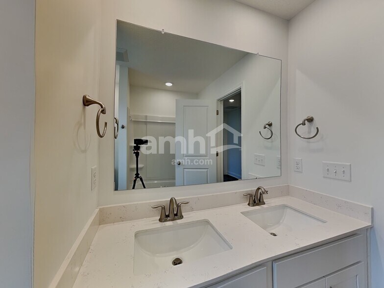 Building Photo - 9076 Henley Ave