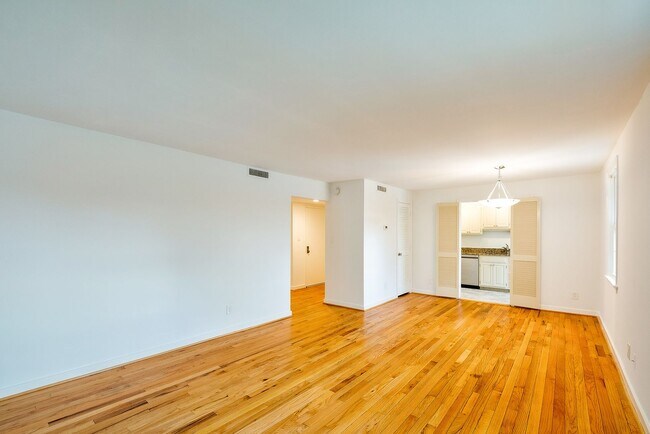 Building Photo - Comfort, Convenience & Charm in a Hidden G...
