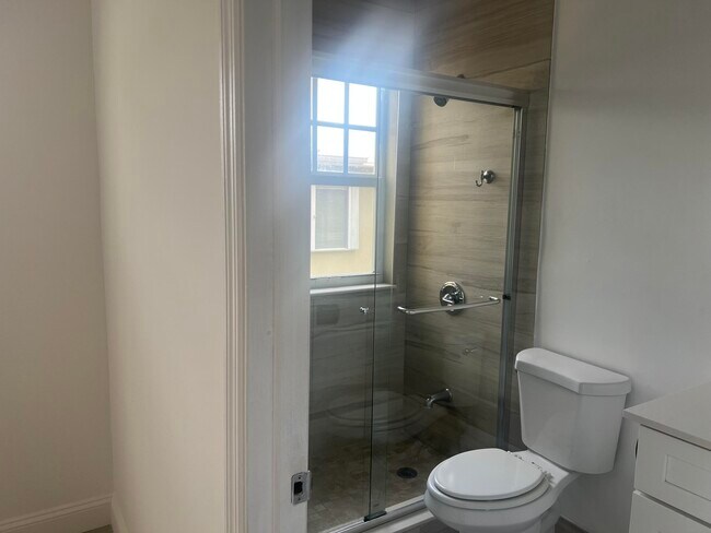 Building Photo - 407 S Lakeside Dr