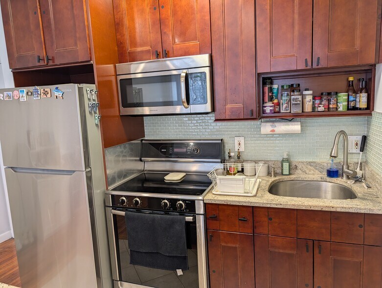 Building Photo - 15 University Rd