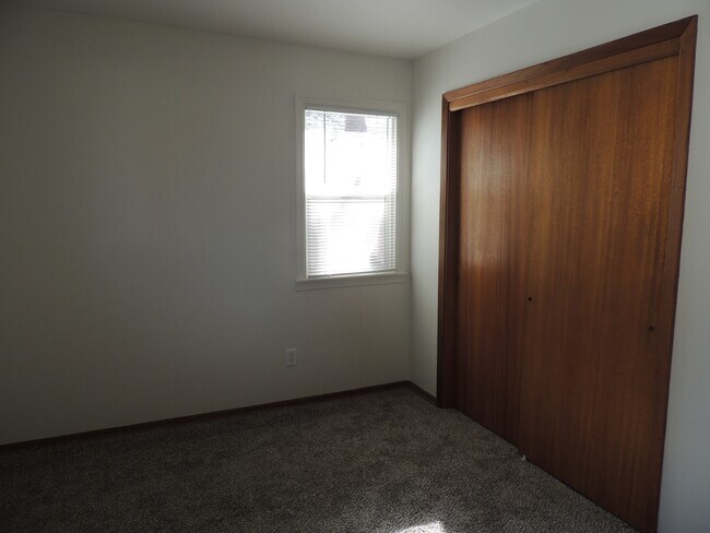 Building Photo - $1,900 – 2 Bed / 2 Bath Home with Fenced Yard, Fireplace, and Garage