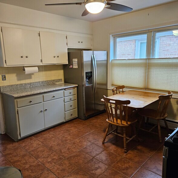 Building Photo - 5852 N Melvina Ave