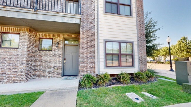Building Photo - 636 Clay St