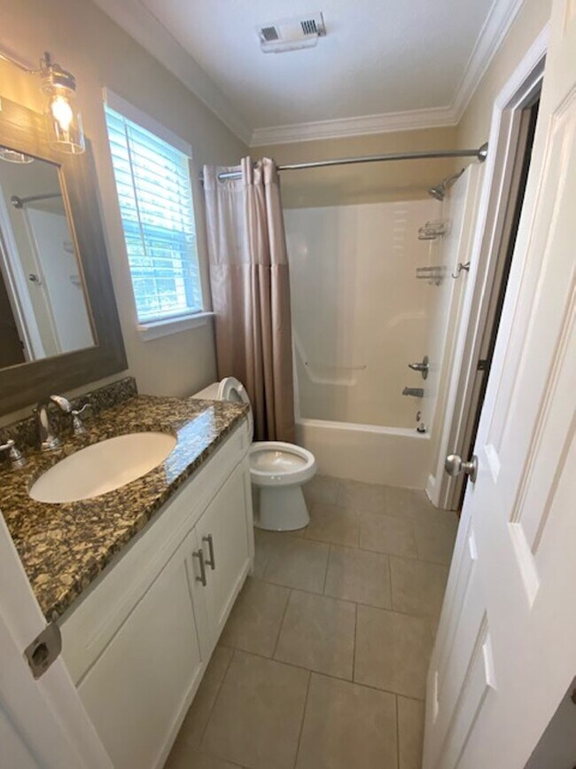 Building Photo - Updated 3 bed 2 bath house