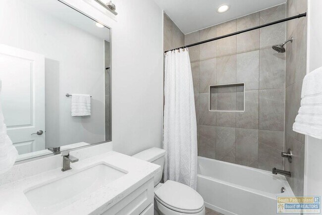 Building Photo - 20 S Bay Hill Dr