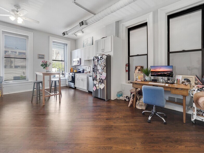 Building Photo - 1561 N Wells St
