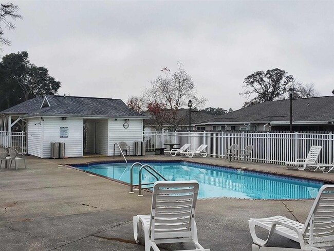 Building Photo - 2527 Trailwood Dr