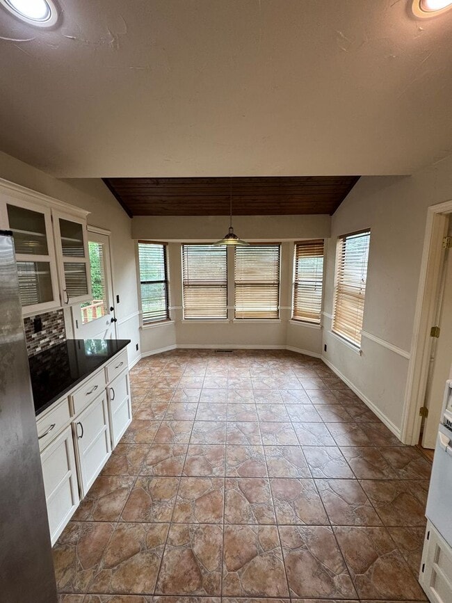 Building Photo - 3 Bedroom 2.5 Bath total 2,448 Square feet