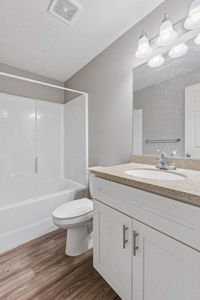 Building Photo - 4 Bedroom Townhome