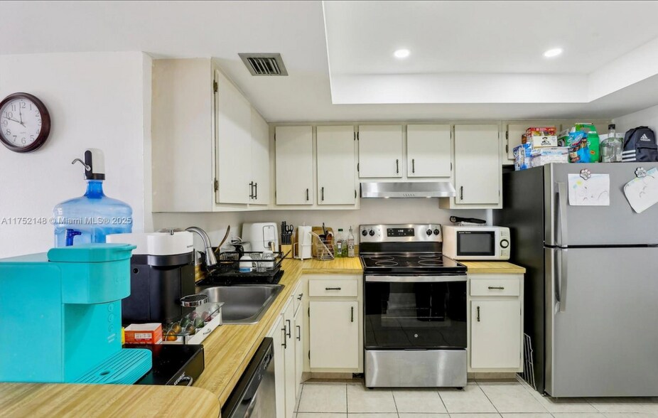 Kitchen - 5570 NW 44th St