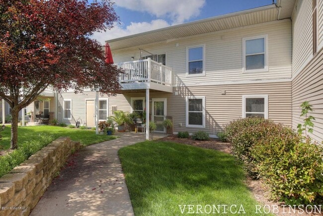 Building Photo - 6026 E Fieldstone Hills Dr SE