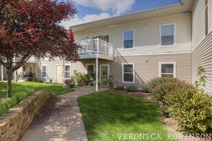 Building Photo - 6026 E Fieldstone Hills Dr SE