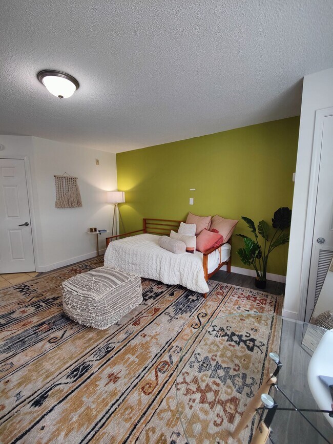 Building Photo - FIRST MONTH FREE- 1BD/1BA Apt- Recently Renovated- Available December 1, 2025