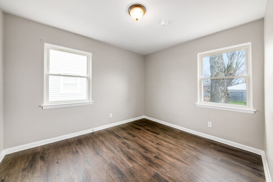 Bedroom 2 - 4284 Beechgrove Dr