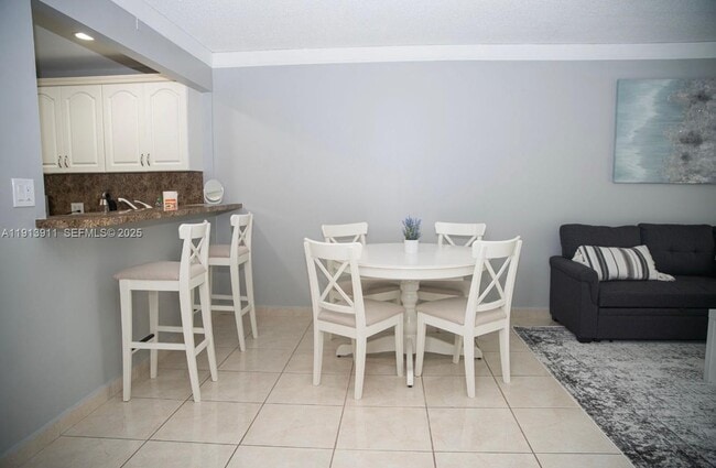 Building Photo - 3101 N Country Club Dr