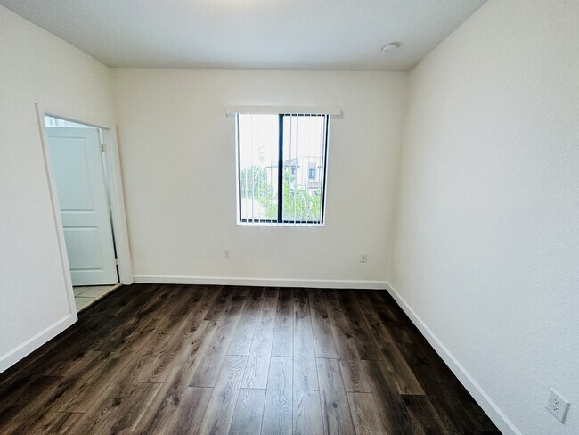 Building Photo - 346 NE 208th Terrace