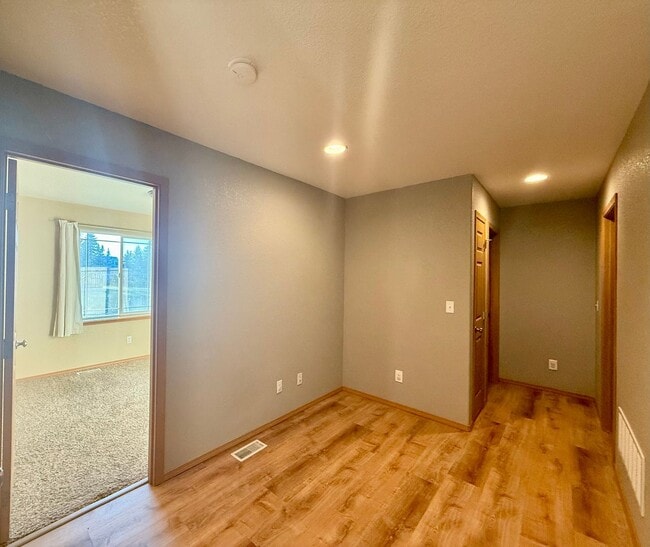 Building Photo - KENAI RANCH HOME!