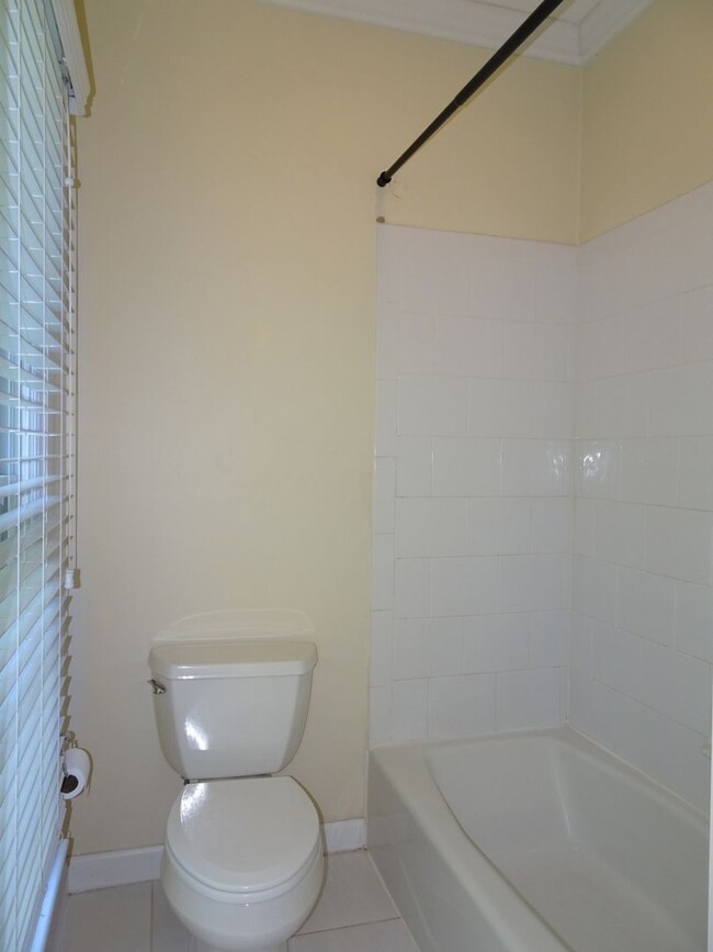 Building Photo - 4 Bedroom 3.5 bathroom Rental Home in Ford...