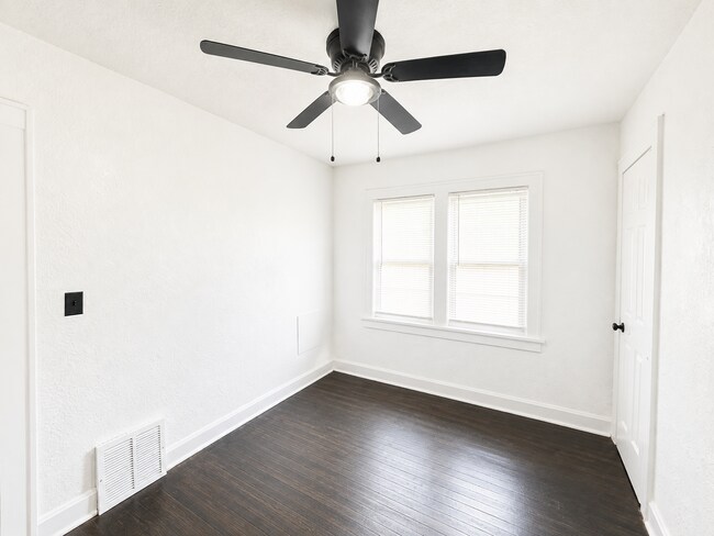 Building Photo - Charming 3 Bed, 2 Bath Home with Detached 2-Car Garage