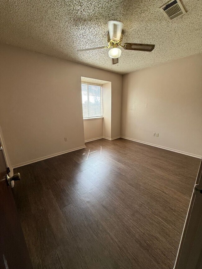 Building Photo - 8911-8913 GSRI Ave